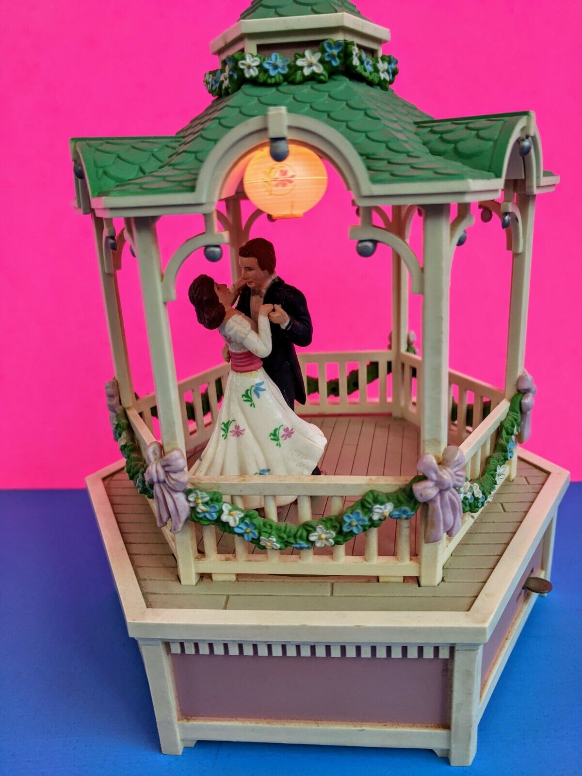 VINTAGE ENESCO MOTION MUSIC BOX LIGHTED TRUE LOVE GAZEBO Animated Charming