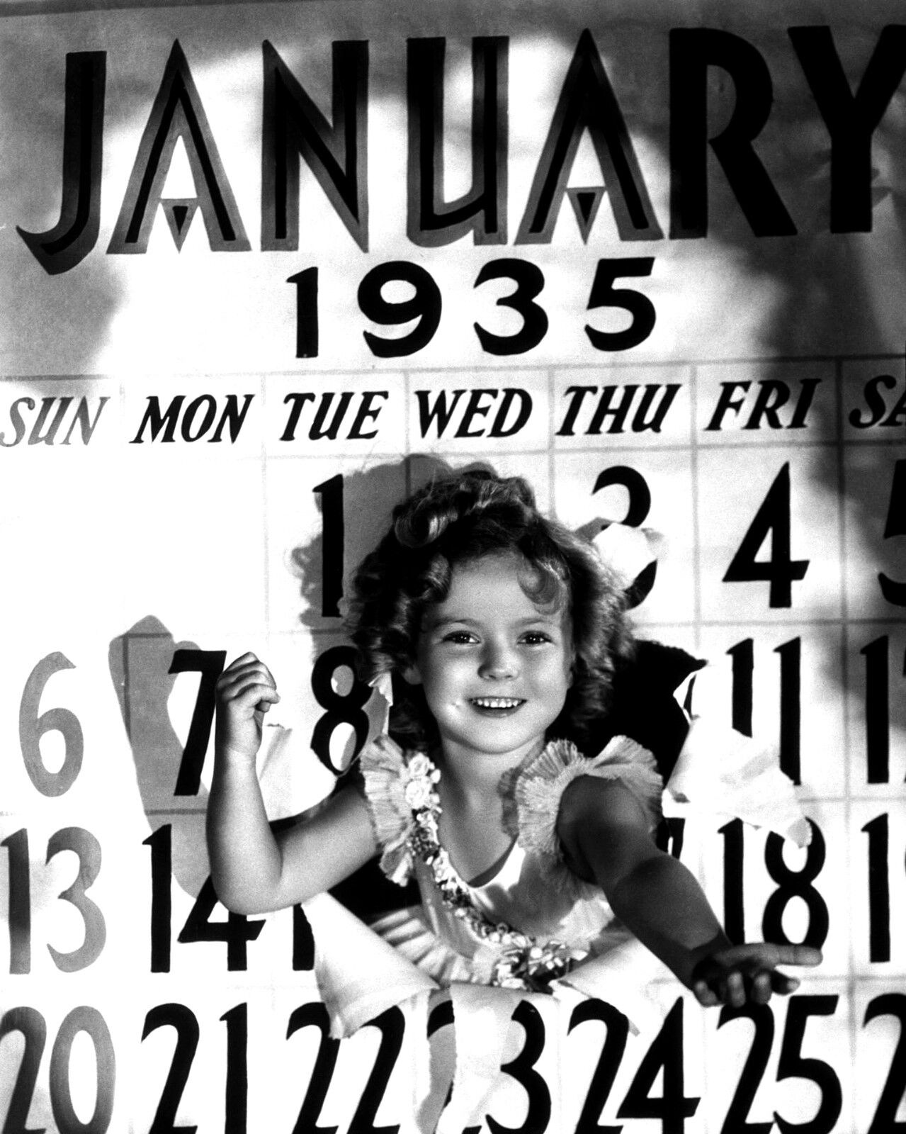 ACTRESS SHIRLEY TEMPLE WELCOMES THE NEW YEAR 1935  8X10 PUBLICITY PHOTO (DA-047)